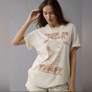 American Eagle Outfitters Cream Snoopy Graphic Tee